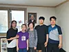 The late Kim Sin-yeol, center, the only resident of Dokdo, poses for a commemorative photo with her daughter, son-in-law, grandson and granddaughter at the residents’ quarters on Seodo in Dokdo-ri, Ulleung-eup, Ulleung County, North Gyeongsang. A photo of her late husband Kim Sung-do hangs behind her. [YONHAP]