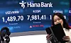 Closing figures including the Kospi are displayed on an electronic board in the trading room of Hana Bank’s headquarters in Jung District, central Seoul, on May 14. The Kospi on the day closed at a fresh high of 7981.41. [JOONGANG ILBO]