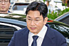 HYBE Chairman Bang Si-hyuk appears at the financial crimes investigation division of the Seoul Metropolitan Police Agency in western Seoul on Sept. 15, 2025. [NEWS1]