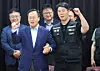 Samsung Electronics' management negotiator Yeo Myung-koo, left, and Choi Seung-ho, right, head of the Samsung Electronics chapter of the Samsung Group United Union, pose for a photo at the Ministry of Employment and Labor office in Suwon, Gyeonggi, after signing a tentative wage agreement on May 20. [NEWS1]