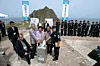 Voting takes place on Dokdo at an absentee polling station is set up in the first case of its kind in constitutional historyon May 25, 2006. Dokdo residents Kim Sung-do and Kim Sin-yeol cast their ballots with Seo Gi-jong, head of the Dokdo Volunteer Guards Veterans Association. [JOONGANG ILBO]