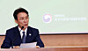 Prime Minister Kim Min-seok delivers opening remarks at a plenary meeting of the National Climate Response Committee at the Government Complex Seoul annex in Jongno District, central Seoul, on May 29. [NEWS1]