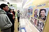 Foreign students from Yeungnam University College examine campaign posters from past presidential and National Assembly elections during a voting experience program at the Daegu metropolitan election commission’s election promotion hall inside the Kkomjirak Power Plant youth cultural center in Seo District, Daegu, on April 28, about a month before the nationwide local elections. [News1]