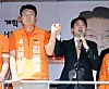 Reform Party leader Lee Jun-seok, right, appeals for support for the party's Seoul mayoral candidate Kim Jeong-cheol, left, at the entrance of Gocheok Sky Dome in Seoul on May 24. [YONHAP]