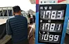 Motorists refuel at the gas station on the Yeongdong Expressway in Yongin, Gyeonggi, on March 22. [NEWS1]