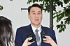 Kim Myung-soo, former chairman of the Joint Chiefs of Staff, speaks to reporters before undergoing under questioning at the special counsel’s office in Gwacheon, Gyeonggi, on May 27. [YONHAP]