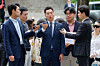 Kim Se-ui, the operator of the YouTube channel Hoverlab, center, answers reporters’ questions at the Seoul Central District Court in Seocho District, southern Seoul, on May 26. [NEWS1]