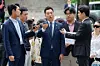 Kim Se-ui, the operator of the YouTube channel Hoverlab, center, answers reporters’ questions at the Seoul Central District Court in Seocho District, southern Seoul, on May 26. [NEWS1]