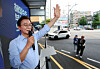 Democratic Party mayoral candidate Chun Jae-soo ask for support while riding a campaign vehicle through Busan on June 1. [SONG BONG-GEUN]
