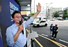 Democratic Party mayoral candidate Chun Jae-soo ask for support while riding a campaign vehicle through Busan on June 1. [SONG BONG-GEUN]