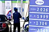 An employee refuels a vehicle at a gas station in Seoul on April 24 [YONHAP]