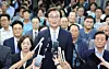 Democratic Party mayoral candidate Jeon Jae-soo speaks to reporters at his campaign office in Busanjin District, Busan, on June 4 after being projected to win the election. [JOINT PRESS CORPS]