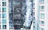 Fire authorities put out a blaze that broke out at an apartment building in Uiwang, Gyeonggi, on April 30.[YONHAP]