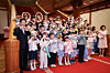 President Lee Jae Myung, left, and first lady Kim Hea Kyung, right, make hearts with their hands as they take a commemorative photo with some 100 children from across the country at the main building of the Blue House compound in central Seoul to mark the 104th Children's Day on May 5. [JOINT PRESS CORPS]