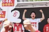 Oh Se-hoon, the People Power Party’s candidate for Seoul mayor, campaigns near Namdaemun Market in Jung District, central Seoul, on June 2. [JOONGANG ILBO]