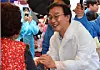 Democratic Party mayoral candidate Chun Jae-soo greets merchants and residents while campaigning for support at a market in Busan on June 2. [SONG BONG-GEUN]