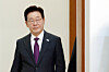 President Lee Jae Myung enters a chamber for a senior secretaries meeting at the Blue House in central Seoul on May 21. [NEWS1]