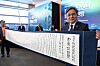 hanjiHuh Min, administrator of Korea Heritage Service, right, poses with the 'KGA Korea Declaration' printed on hanji (Korean traditional paper) at Bexco, Busan on May 27. [KOREA HERITAGE SERVICE]