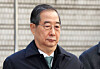 Former Prime Minister Han Duck-soo attends his trial on charges of abetting an insurrection at the Seoul Central District Court in Seocho District, southern Seoul, on Jan. 21. [NEWS1]