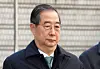 Former Prime Minister Han Duck-soo attends his trial on charges of abetting an insurrection at the Seoul Central District Court in Seocho District, southern Seoul, on Jan. 21. [NEWS1]