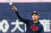 Korean outfielder Lee Jung-hoo takes part in practice at Kyocera Dome in Osaka, Japan, on March 1 in preparation for the World Baseball Classic. [YONHAP]