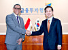 Korea Financial Investment Association Chairman Hwang Seong-yeop, right, shakes hands with Indonesian ambassador to Seoul Cecep Herawan in western Seoul on April 15. [KOREA FINANCIAL INVESTMENT ASSOCIATION]