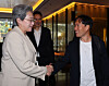 Upstage CEO Sung Kim, right, and AMD Chair and CEO Lisa Su shake hands during a meeting at a hotel in central Seoul on March 19. [YONHAP]