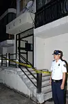 A police officer stands guard at the main entrance of the apartment block in Ulsan where the arson occurred in September 2006. [SCREEN CAPTURE]