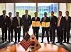 Posco International CEO Lee Kye-in, fifth from left, poses for a commemorative photo with attendees after signing an agreement with U.S.-based ReElement Technologies Corporation in Washington, D.C., on Thursday to pursue a joint venture for rare earth separation and refining production. [YONHAP]