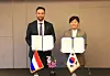 Netherlands Minister for Food Security, Fisheries and Horticulture Silvio Erkens, left, and Minister of Agriculture, Food and Rural Affairs Song Mi-ryung pose for a photo after upgrading the memorandum of understanding on bilateral agriculture cooperation on May 21. [YONHAP]