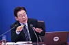 President Lee Jae Myung speaks during the 14th Cabinet meeting and the fourth emergency economic review meeting held at the presidential office in Yongsan District, central Seoul, on April 6. [JOINT PRESS CORPS]