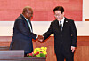 President Lee Jae Myung, right, shakes hands with Ghanaian President John Dramani Mahama after Mahama signed the guestbook at the Blue House in central Seoul on March 11. [JOINT PRESS CORPS]