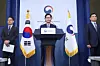 Officials, including Lee Soo-ho, director general for the maritime safety bureau at the Ministry of Oceans and Fisheries; Vice Foreign Minister Park Yoon-joo; and Rear Admiral Ryu Youn-sang of the Ministry of National Defense, hold a press briefing to announce the investigation results regarding the attack on the container vessel HMM Namu on May 27 at the Ministry of Foreign Affairs in central Seoul. [YONHAP]