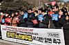 Protesters call for a government response and a resolution to mass layoffs following the scrapping of the “Yellow Envelope' pro-labor law in front of the Blue House in central Seoul on Jan. 22. [YONHAP]