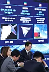 President Lee Jae Myung listens to a presentation on the early transfer of wartime operational control and the transition to an AI-based unmanned combat system military during the inaugural Future Defense Strategy Committee meeting in Jinhae District, Changwon, South Gyeongsang, on May 26. [JOINT PRESS CORPS]