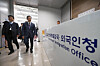 Justice Minister Jung Sung-ho inspects a departure waiting area during a field check of the foreign support center at Incheon International Airport on April 23. [JOINT PRESS CORPS]