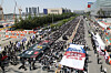Members of Samsung Electronics-affiliated labor unions call on the company to scrap a longstanding cap on bonuses during a massive rally inside the company's campus in Pyeongtaek, Gyeonggi, on April 23. [YONHAP]