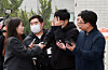 The alleged ringleader of a group accused of infiltrating an outsourced customer service firm for food delivery platform Baedal Minjok, also known as Baemin, and stealing customer information for use in revenge-for-hire crimes, is being transferred to prosecutors under detention at Yangcheon Police Precinct on April 3. [YONHAP]
