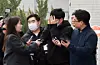The alleged ringleader of a group accused of infiltrating an outsourced customer service firm for food delivery platform Baedal Minjok, also known as Baemin, and stealing customer information for use in revenge-for-hire crimes, is being transferred to prosecutors under detention at Yangcheon Police Precinct on April 3. [YONHAP]