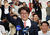 People Power Party candidate Yu Eui-dong cheers on the morning of June 4 at his campaign office in Anjung-eup, Pyeongtaek, Gyeonggi, as his win becomes certain. [NEWS1]