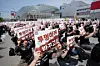 Members of the Samsung Electronics labor union hold up cards during a rally and demand higher bonuses at the company's computer chip complex in Pyeongtaek, Gyeonggi, on April 23. [AP/YONHAP]