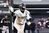 The KT Wiz’s Choi Won-jun bats against the LG Twins at Suwon KT Wiz Park in Gyeonggi, on April 28. [YONHAP]