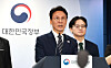 Prime Minister Kim Min-seok, second from right, speaks about the ongoing labor dispute at Samsung Electronics in a public address at the government complex in Jongno District, central Seoul, on May 17. [NEWS1]
