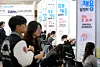 Young jog seekers look around at a job fair held at Kyungpook National University in Daegu on March 31. [NEWS1]