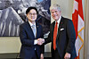 Industry Minister Kim Jung-kwan, left, poses for a photo with Canadian Minister of Energy and Natural Resources Tim Hodgson in Ottawa on May 6. [MINISTRY OF TRADE, INDUSTRY AND RESOURCES]