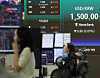 A screen in Hana Bank's trading room in central Seoul shows the dollar-won exchange rate at 1,500 on May 18. [YONHAP]