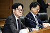 Industry Minister Kim Jung-kwan, left, speaks at a meeting of a government committee on the implementation of a strategic investment memorandum of understanding between Korea and the United States on Feb. 13. [YONHAP]