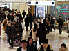Shoppers at a large mall in Seoul on Jan. 25 [YONHAP]