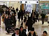 Shoppers at a large mall in Seoul on Jan. 25 [YONHAP]