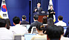 Kang Hoon-sik, the presidential chief of staff, center, takes questions from reporters during a press briefing on the outcome of his four-country trip as a special envoy to Kazakhstan, Oman, Saudi Arabia and Qatar at the Blue House in central Seoul on April 15. [NEWS1]